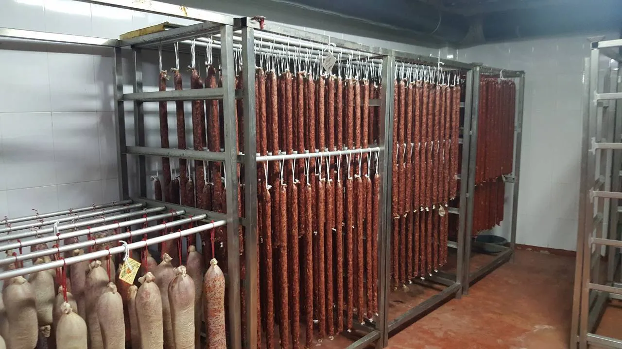 Elaboración artesana de embutidos en obrador